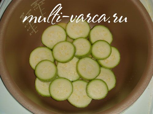 Молода картопля з куркою та овочами в мультиварці