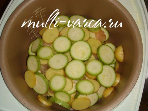Молода картопля з куркою та овочами в мультиварці