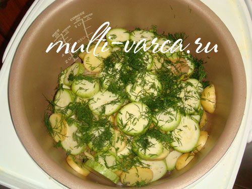 Молода картопля з куркою та овочами в мультиварці