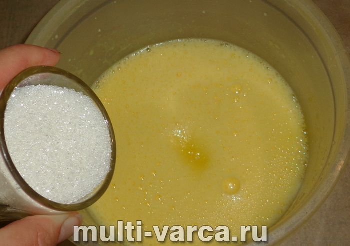 Пиріг із вишневим варенням у мультиварці