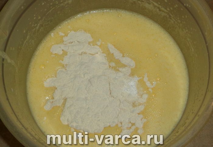 Пиріг із вишневим варенням у мультиварці