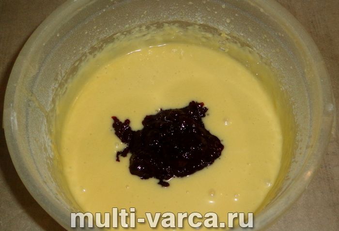 Пиріг із вишневим варенням у мультиварці