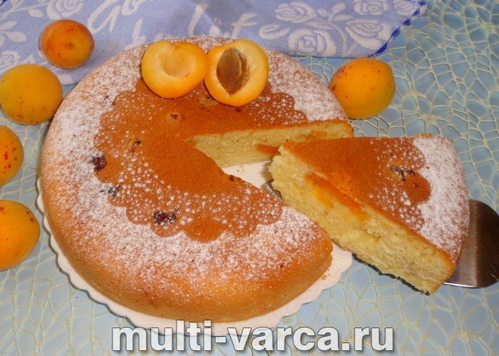 Пиріг з абрикосами на кефірі в мультиварці