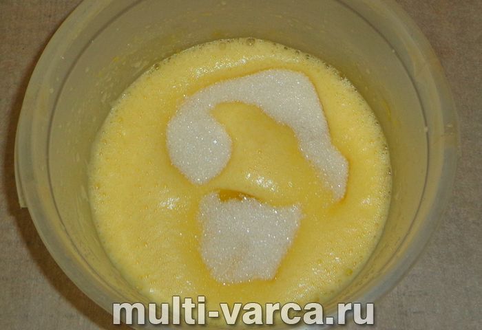 Пиріг з абрикосами на кефірі в мультиварці