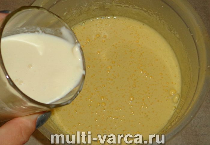 Пиріг з абрикосами на кефірі в мультиварці