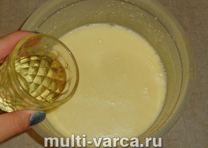 Пиріг з абрикосами на кефірі в мультиварці