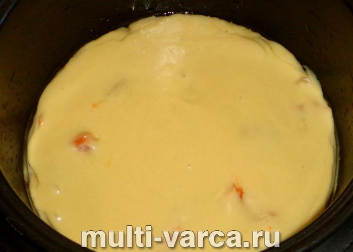 Пиріг з абрикосами на кефірі в мультиварці