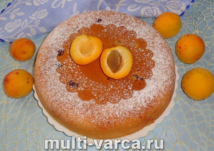 Пиріг з абрикосами на кефірі в мультиварці