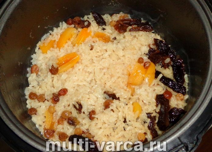 Плов із сухофруктами в мультиварці