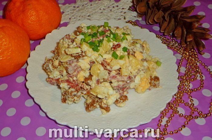 Салат із сухариками та копченою ковбасою
