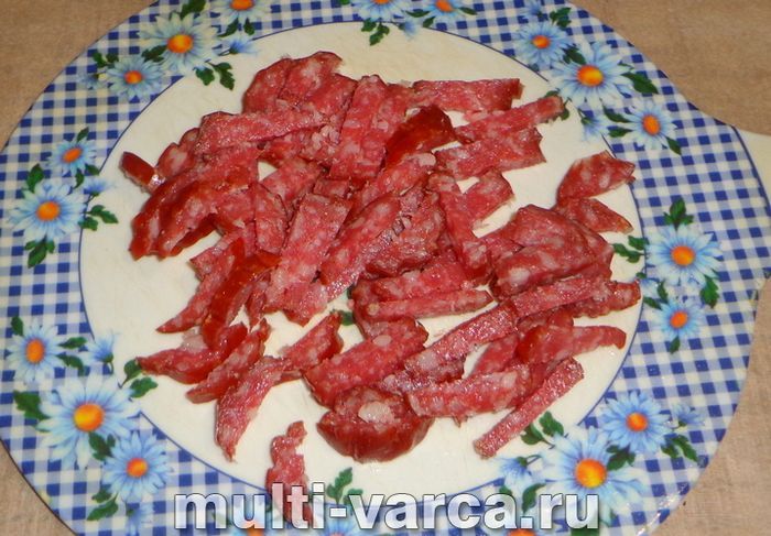 Салат із сухариками та копченою ковбасою