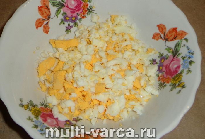 Салат із сухариками та копченою ковбасою