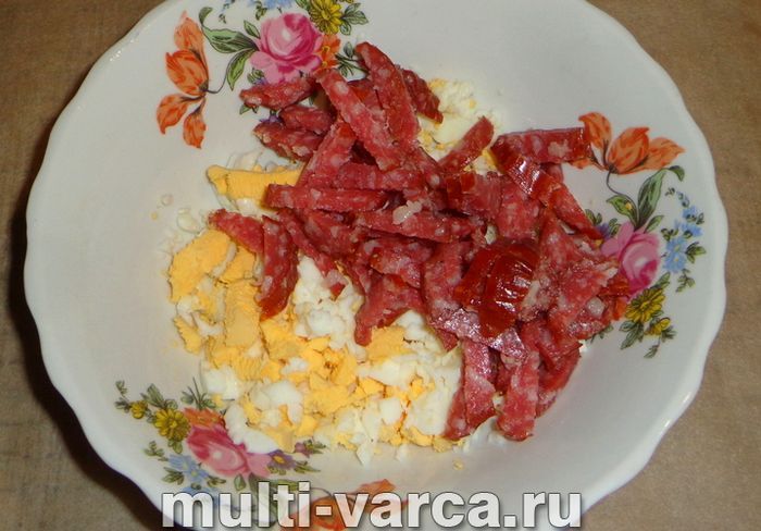 Салат із сухариками та копченою ковбасою