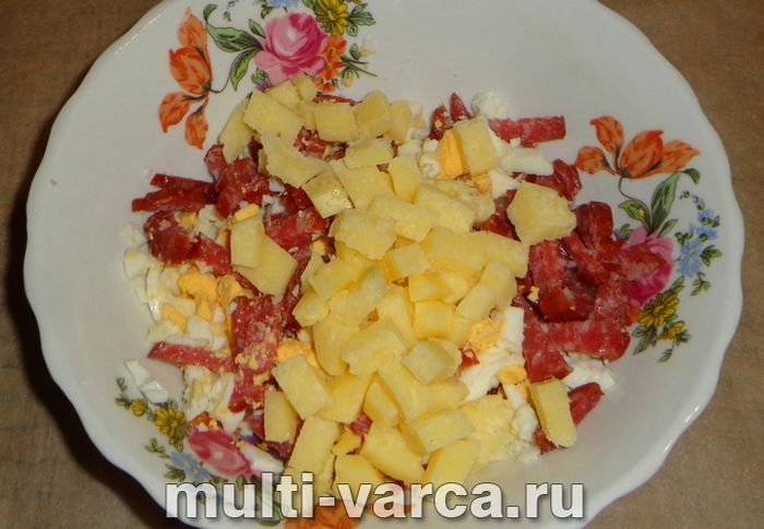 Салат із сухариками та копченою ковбасою