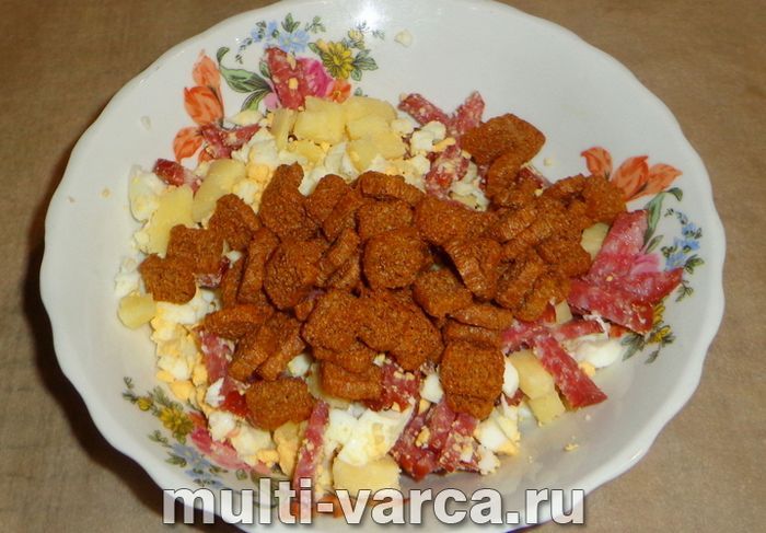Салат із сухариками та копченою ковбасою