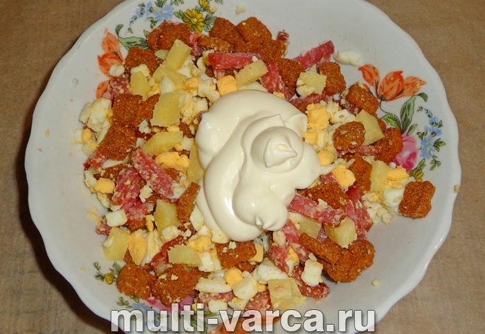 Салат із сухариками та копченою ковбасою
