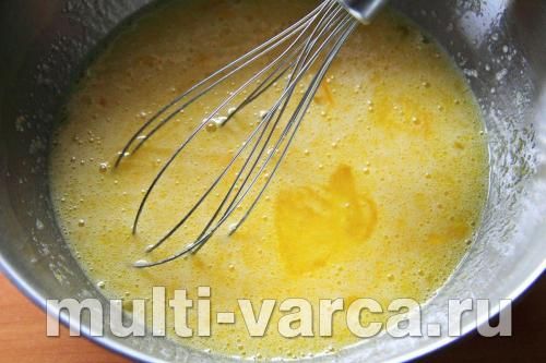 Шарлотка з яблуками та корицею