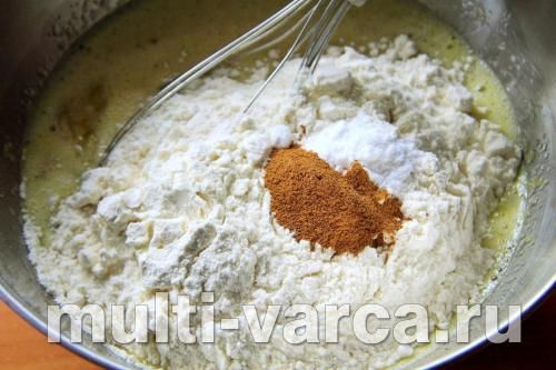 Шарлотка з яблуками та корицею