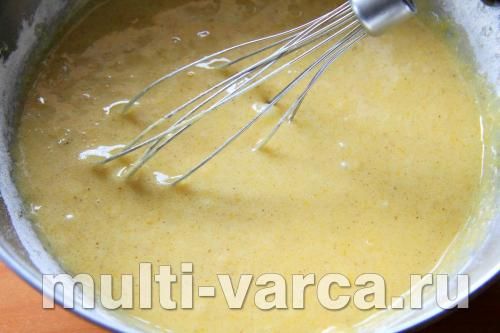 Шарлотка з яблуками та корицею