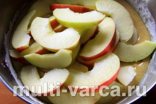 Шарлотка з яблуками та корицею