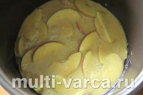 Шарлотка з яблуками та корицею