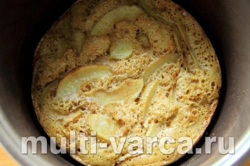 Шарлотка з яблуками та корицею