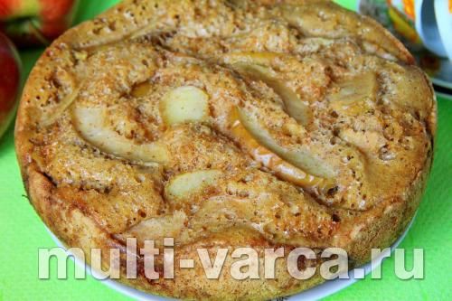 Шарлотка з яблуками та корицею