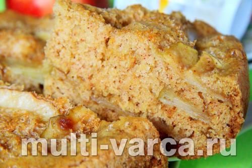 Шарлотка з яблуками та корицею