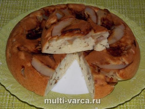 Шарлотка з яблуком, грушею та горіхами