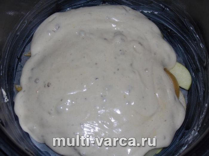 Шарлотка з яблуком, грушею та горіхами