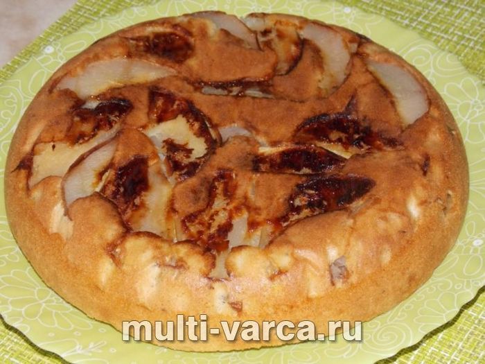 Шарлотка з яблуком, грушею та горіхами