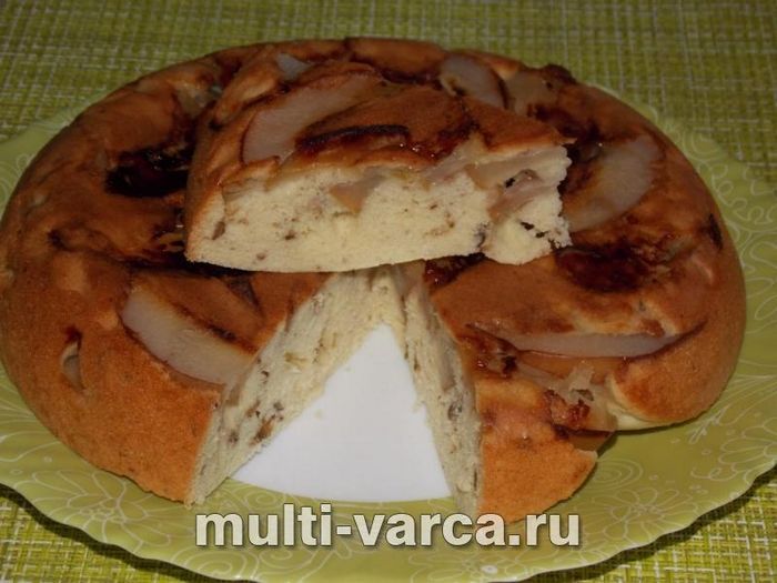 Шарлотка з яблуком, грушею та горіхами