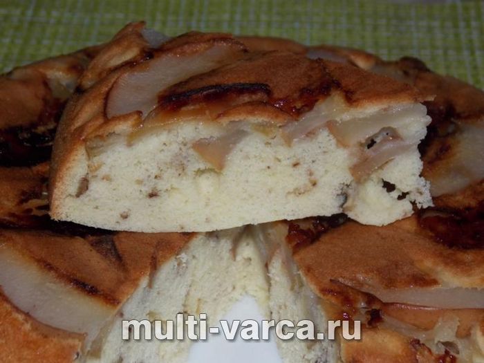 Шарлотка з яблуком, грушею та горіхами