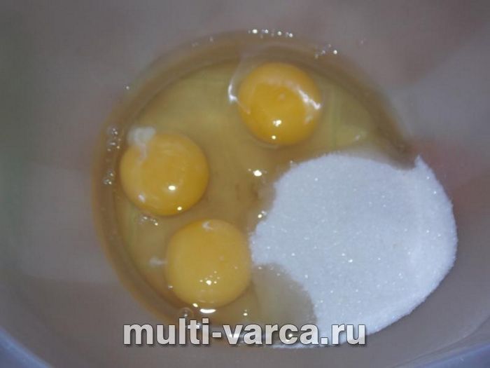 Шарлотка з яблуком, грушею та горіхами