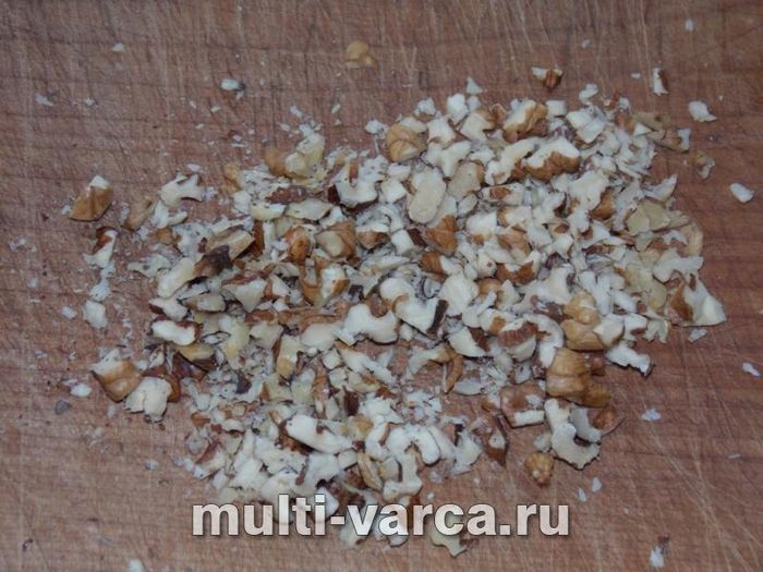 Шарлотка з яблуком, грушею та горіхами