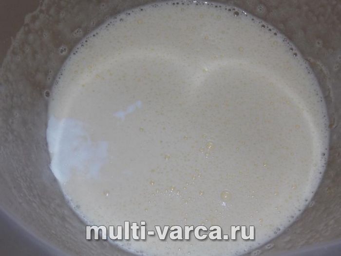 Шарлотка з яблуком, грушею та горіхами