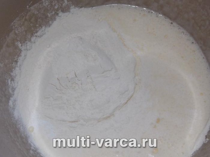 Шарлотка з яблуком, грушею та горіхами