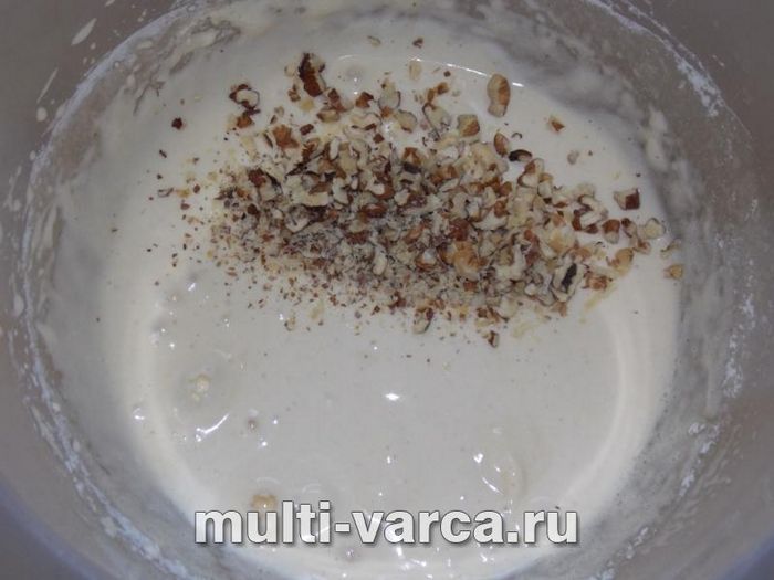 Шарлотка з яблуком, грушею та горіхами