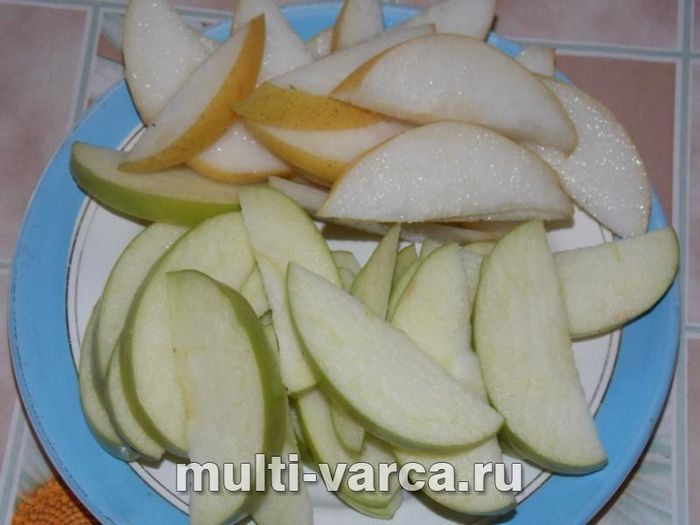 Шарлотка з яблуком, грушею та горіхами