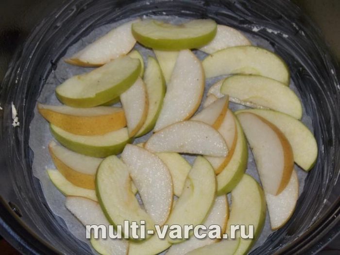 Шарлотка з яблуком, грушею та горіхами