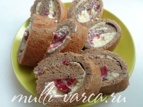 Шоколадний, маковий рулет із масляним кремом і малиною