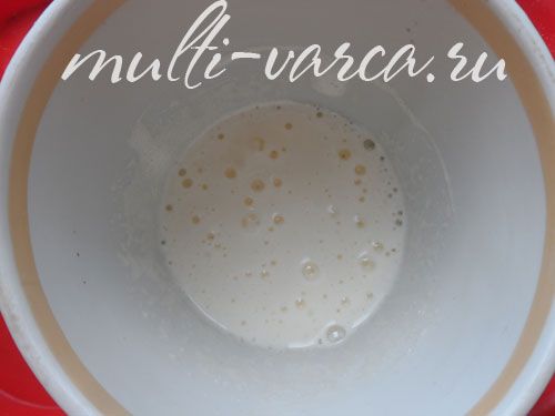 Шоколадний, маковий рулет із масляним кремом і малиною