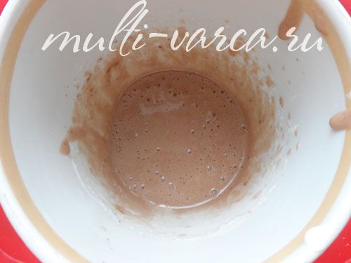 Шоколадний, маковий рулет із масляним кремом і малиною