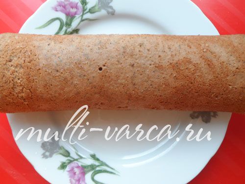 Шоколадний, маковий рулет із масляним кремом і малиною