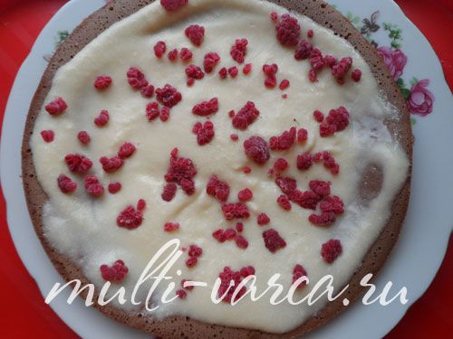 Шоколадний, маковий рулет із масляним кремом і малиною