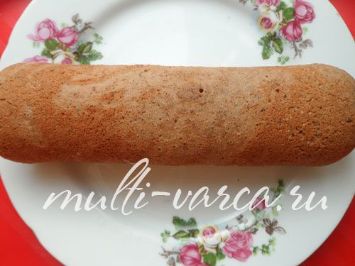 Шоколадний, маковий рулет із масляним кремом і малиною