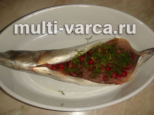 Скумбрія з червоною смородиною, запечена в мультиварці