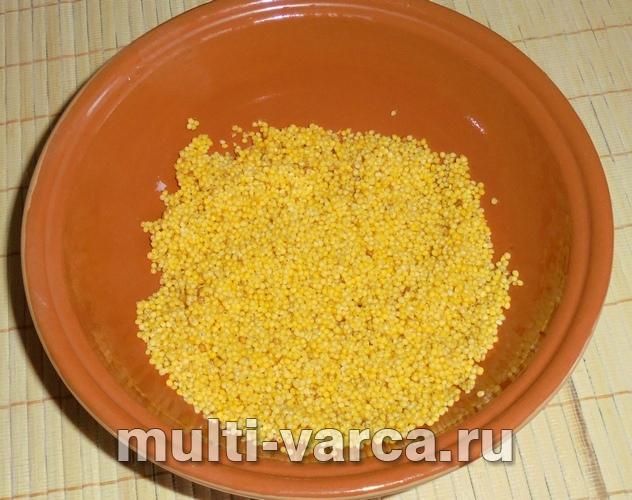 Смачна пшоняна каша з курагою на молоці