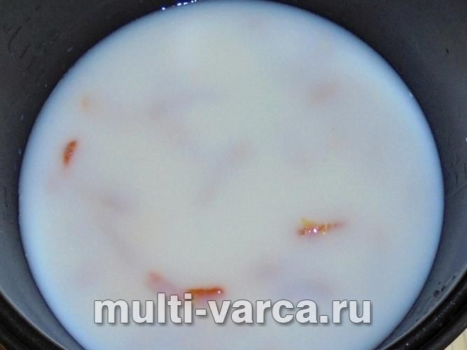 Смачна пшоняна каша з курагою на молоці