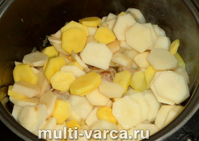 Смажена картопля з куркою в мультиварці